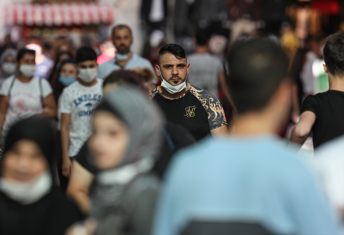 İzmir'de maske takma zorunluluğuna uyan yok!