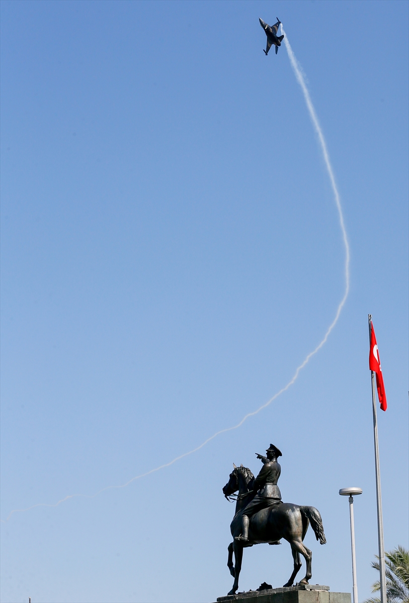 Türk Yıldızları ve Solo Türk'ten İzmir'de nefesleri kesen gösteri