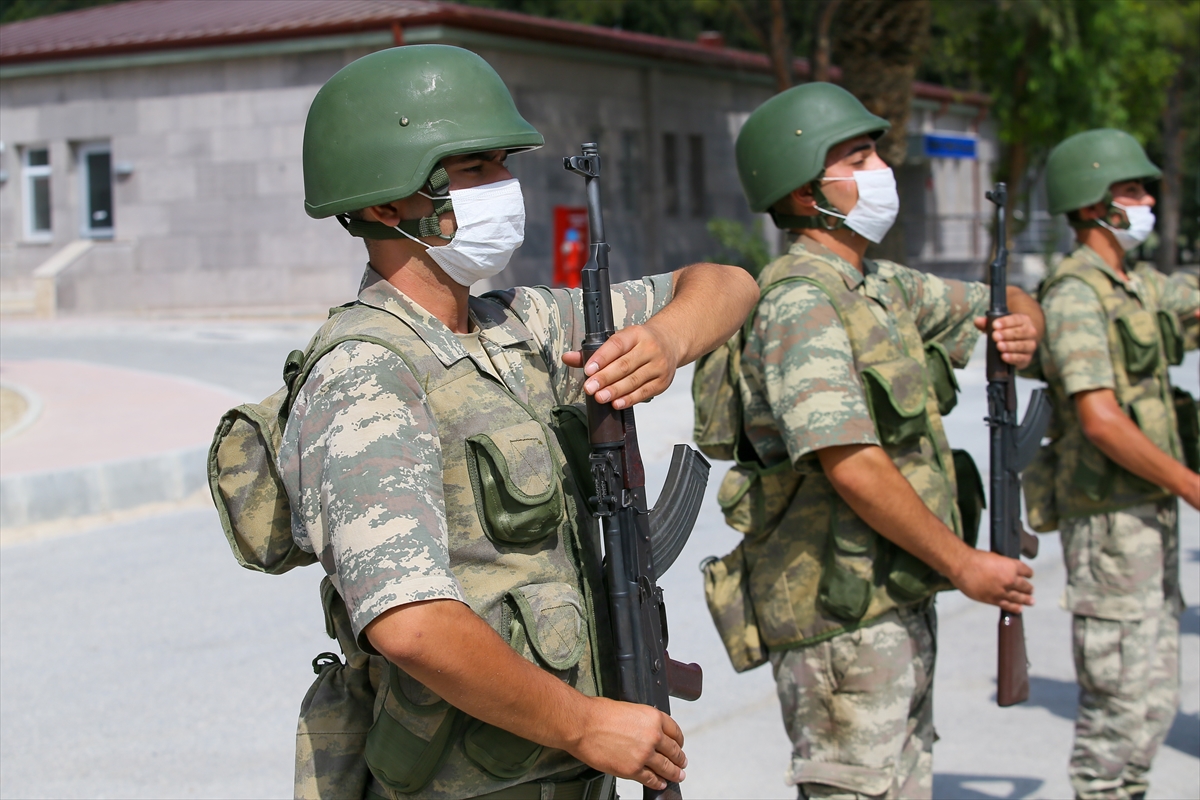 Mehmetçiğin pandemi gölgesinde zorlu eğitimi