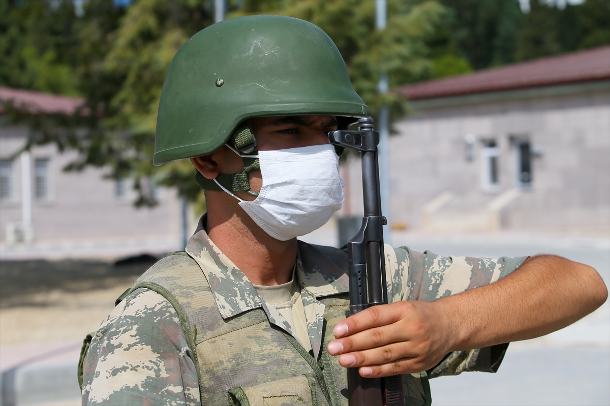 Mehmetçiğin pandemi gölgesinde zorlu eğitimi