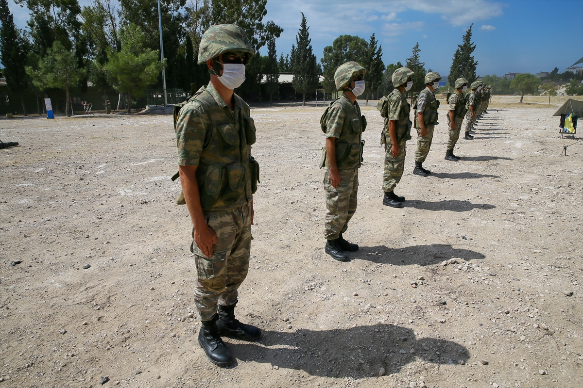 Mehmetçiğin pandemi gölgesinde zorlu eğitimi