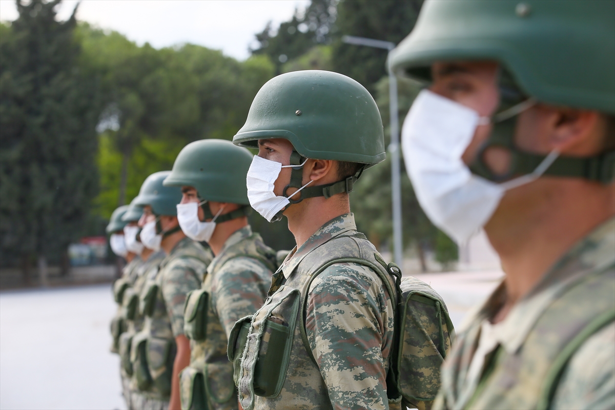 Mehmetçiğin pandemi gölgesinde zorlu eğitimi