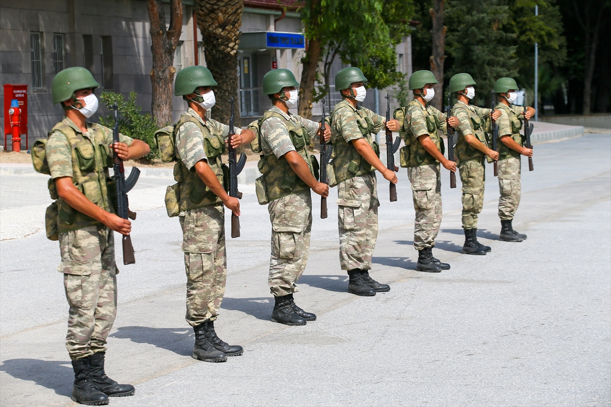 Mehmetçiğin pandemi gölgesinde zorlu eğitimi