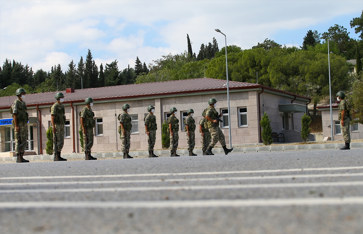 Mehmetçiğin pandemi gölgesinde zorlu eğitimi