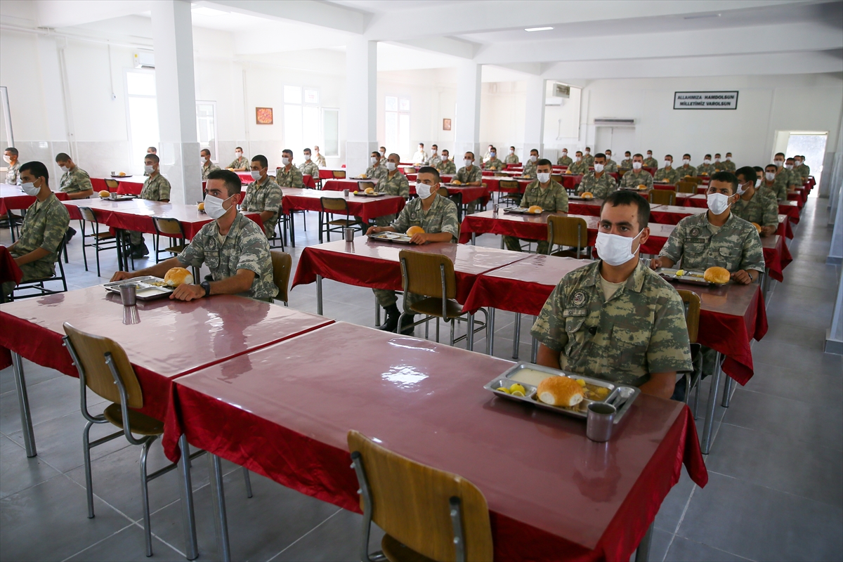 Mehmetçiğin pandemi gölgesinde zorlu eğitimi