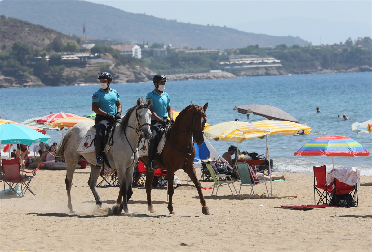 İzmir'de plajların güvenliği atlı jandarmaya emanet!