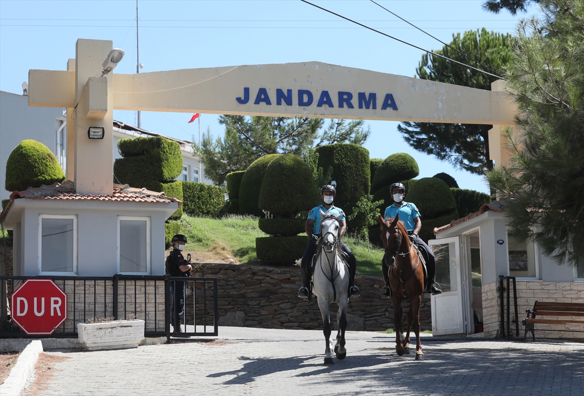 İzmir'de plajların güvenliği atlı jandarmaya emanet!