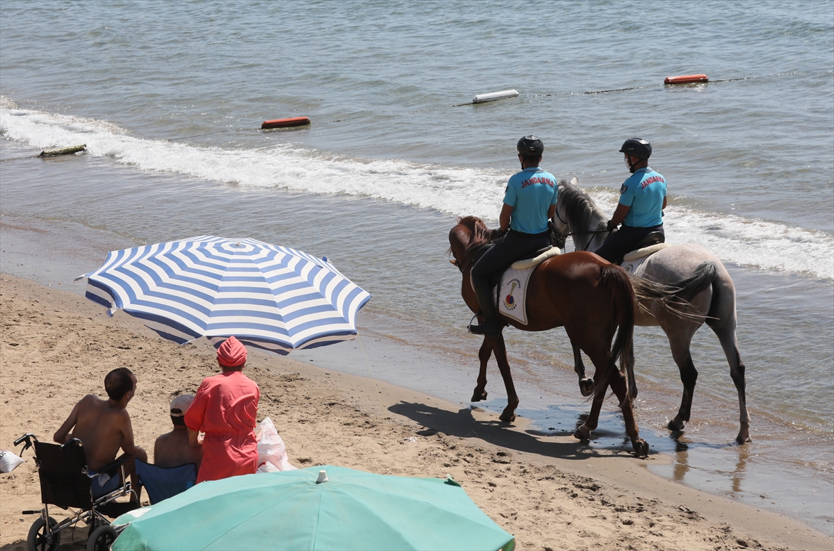 İzmir'de plajların güvenliği atlı jandarmaya emanet!