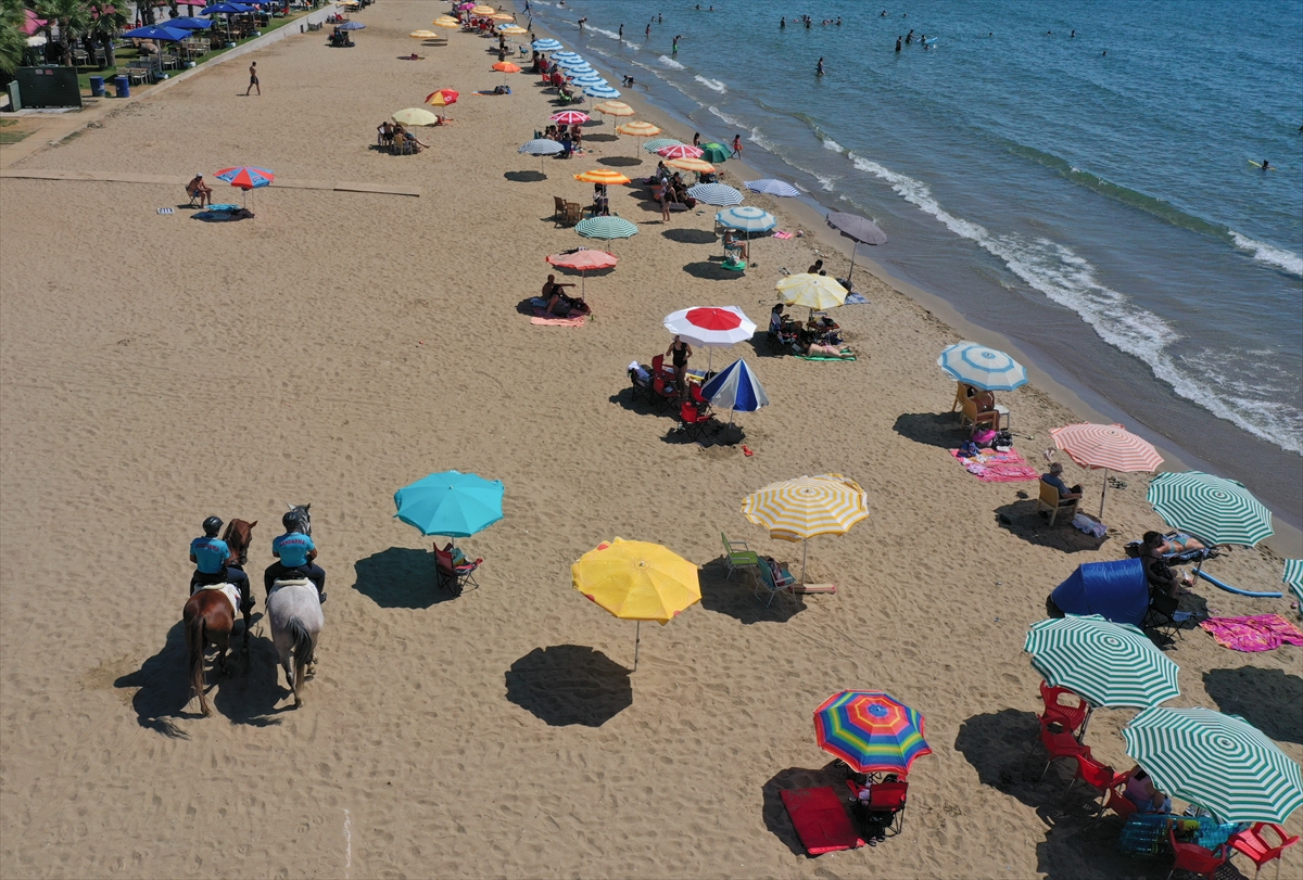 İzmir'de plajların güvenliği atlı jandarmaya emanet!