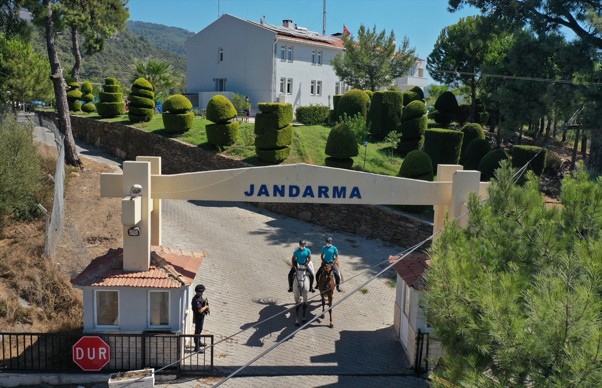 İzmir'de plajların güvenliği atlı jandarmaya emanet!