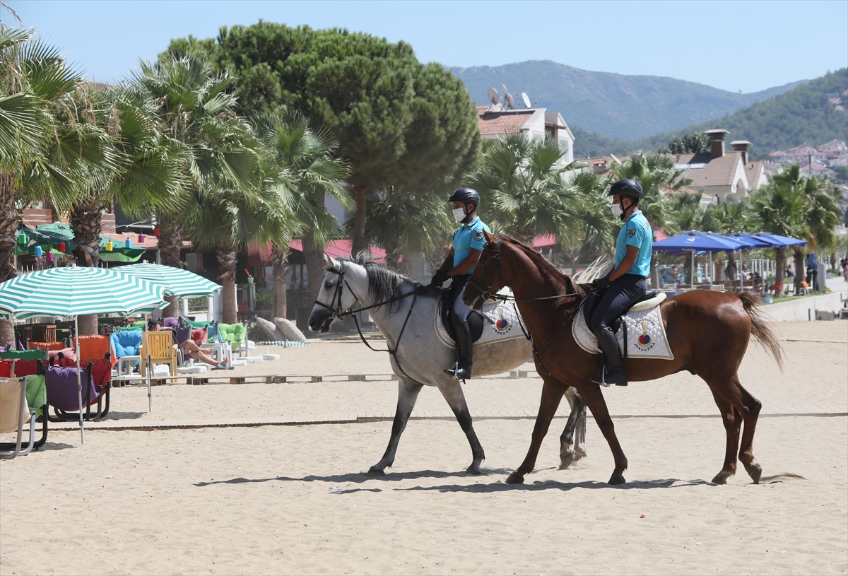 İzmir'de plajların güvenliği atlı jandarmaya emanet!