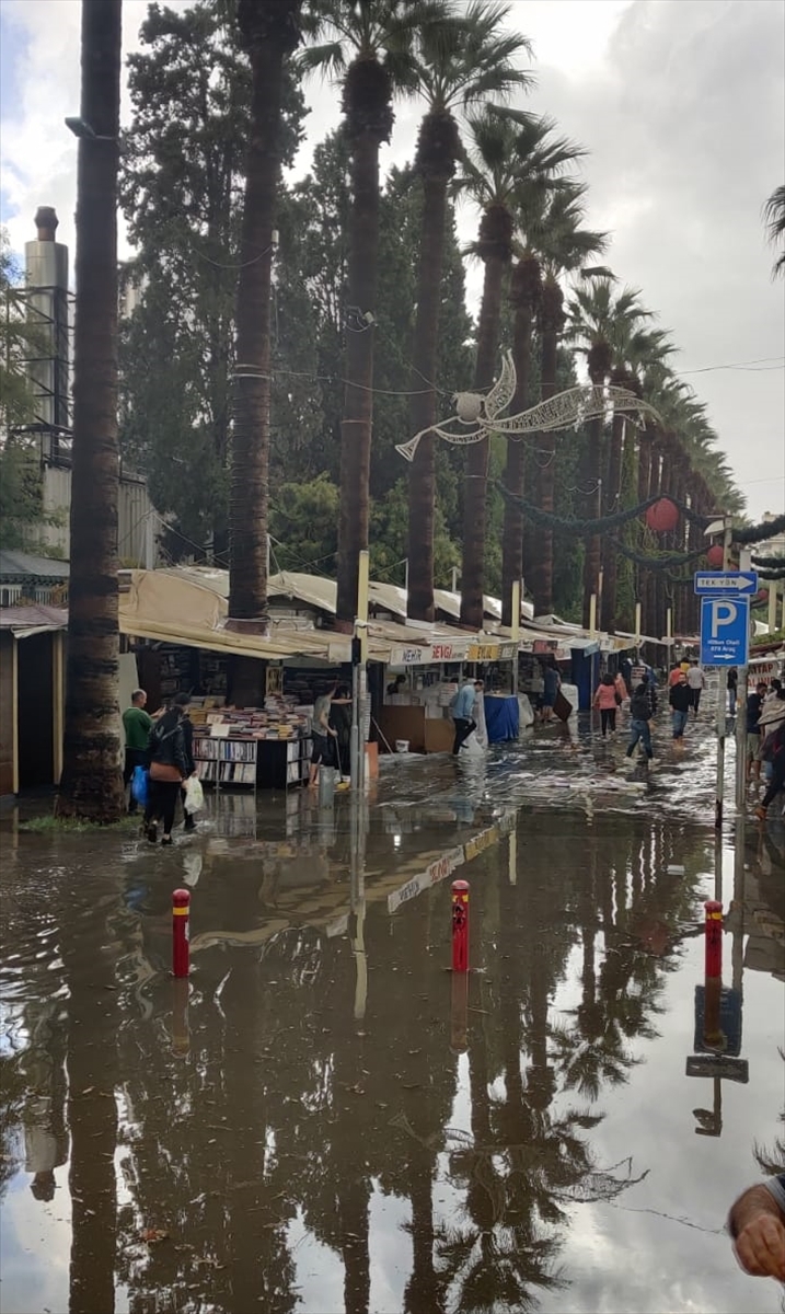 İzmir'de sağanak hayatı olumsuz etkiledi