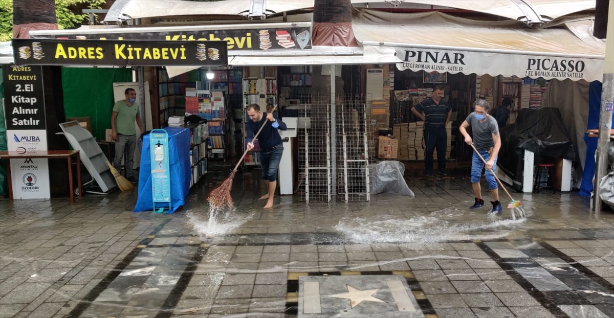 İzmir'de sağanak hayatı olumsuz etkiledi