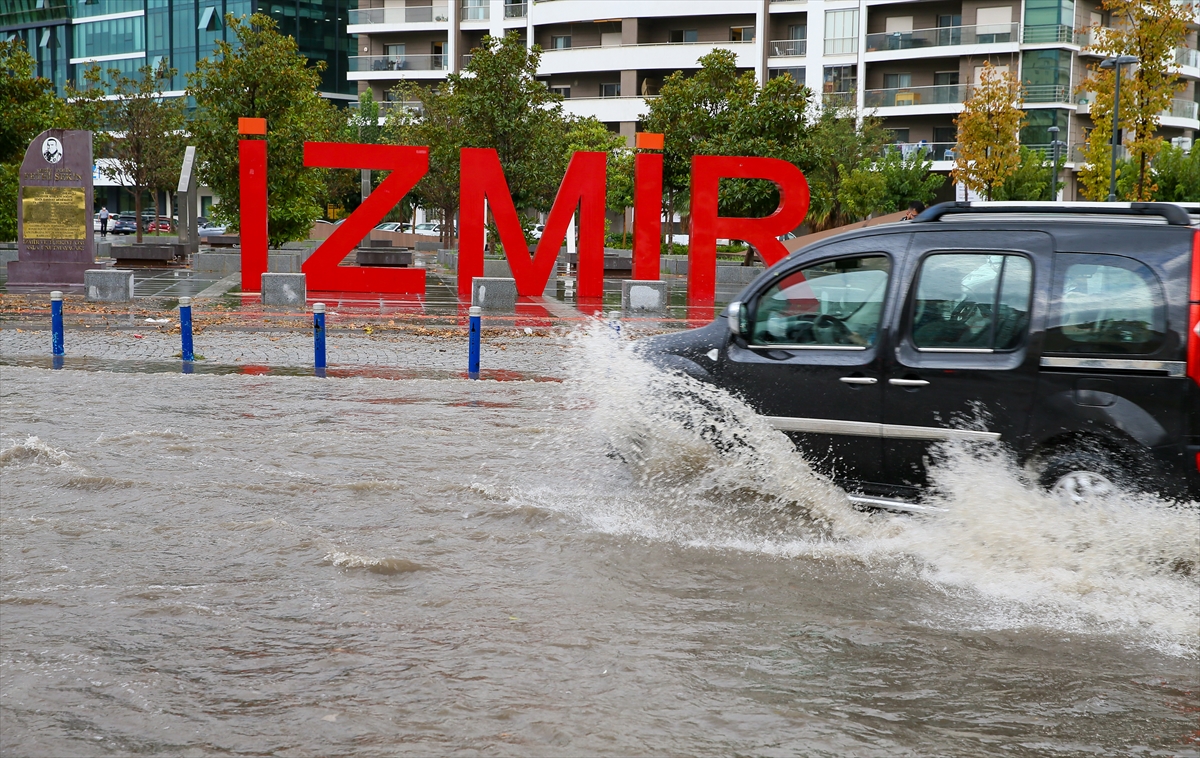 İzmir'de sağanak hayatı olumsuz etkiledi