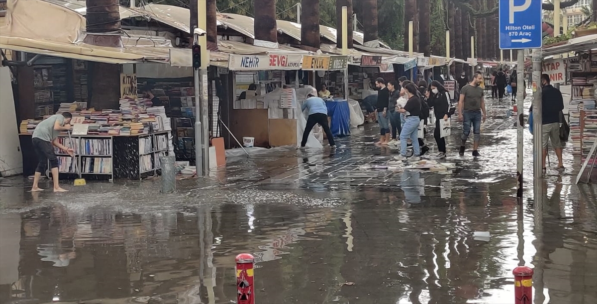 İzmir'de sağanak hayatı olumsuz etkiledi