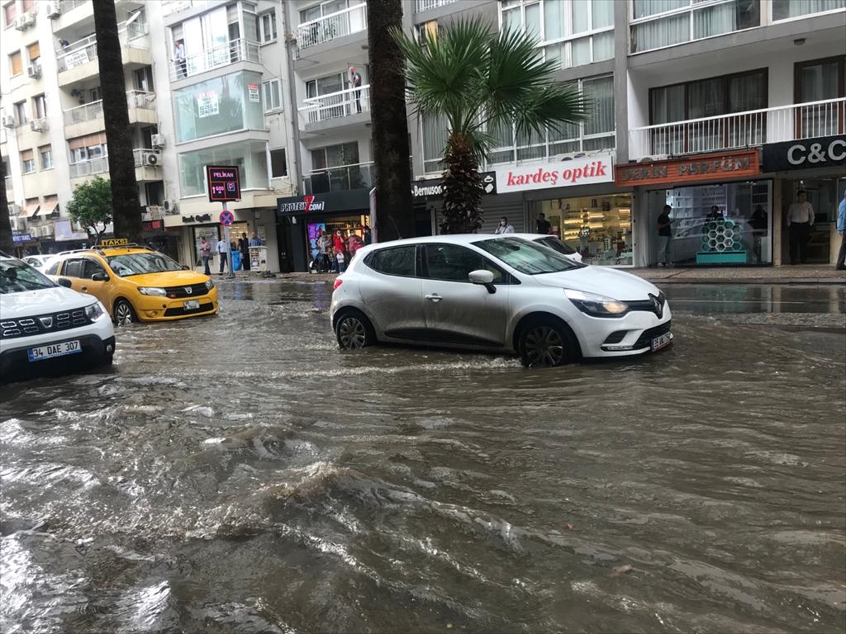 İzmir'de sağanak hayatı olumsuz etkiledi