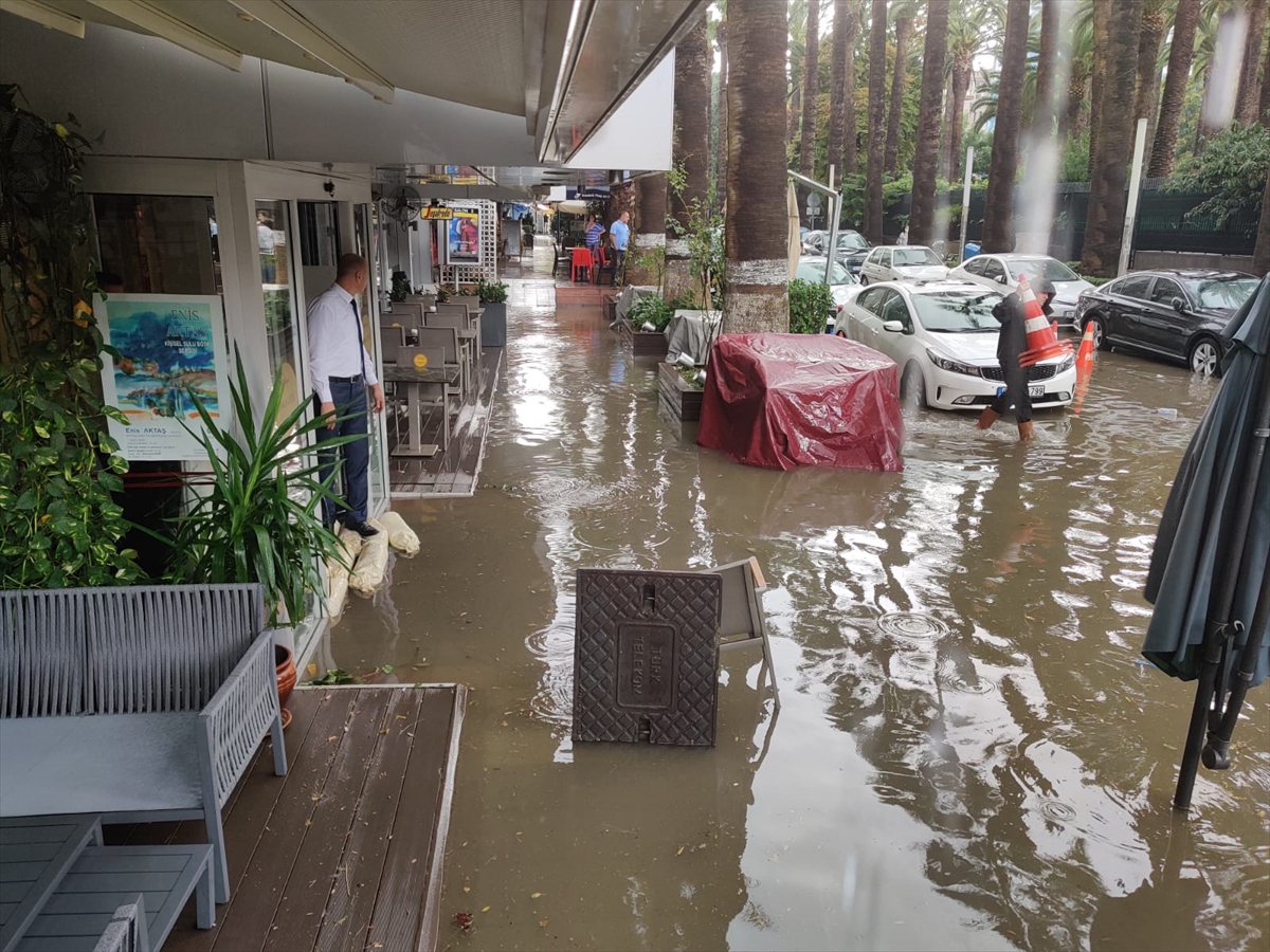 İzmir'de sağanak hayatı olumsuz etkiledi