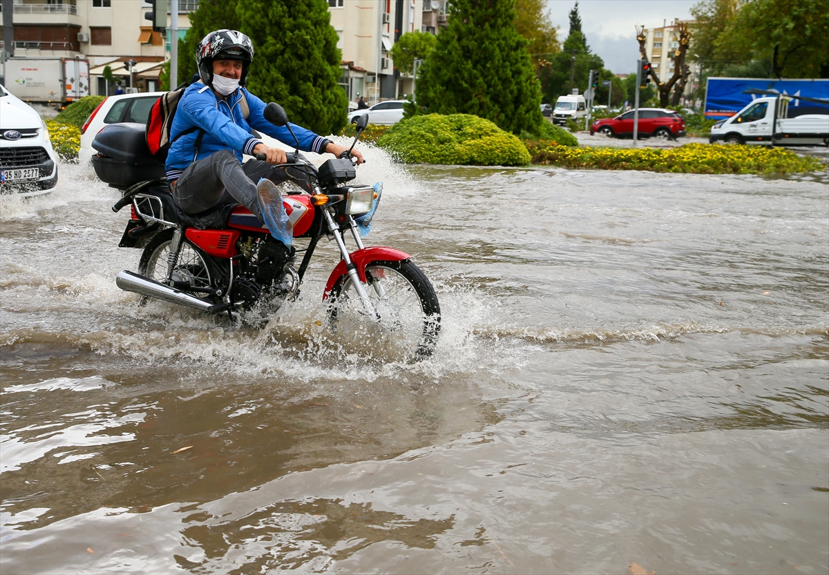 İzmir'de sağanak hayatı olumsuz etkiledi