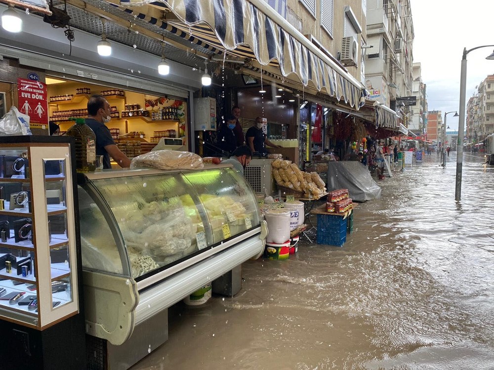 İzmir'de sağanak hayatı olumsuz etkiledi