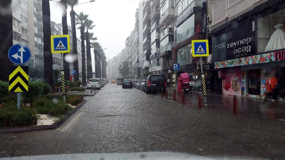 İzmir'de sağanak hayatı olumsuz etkiledi