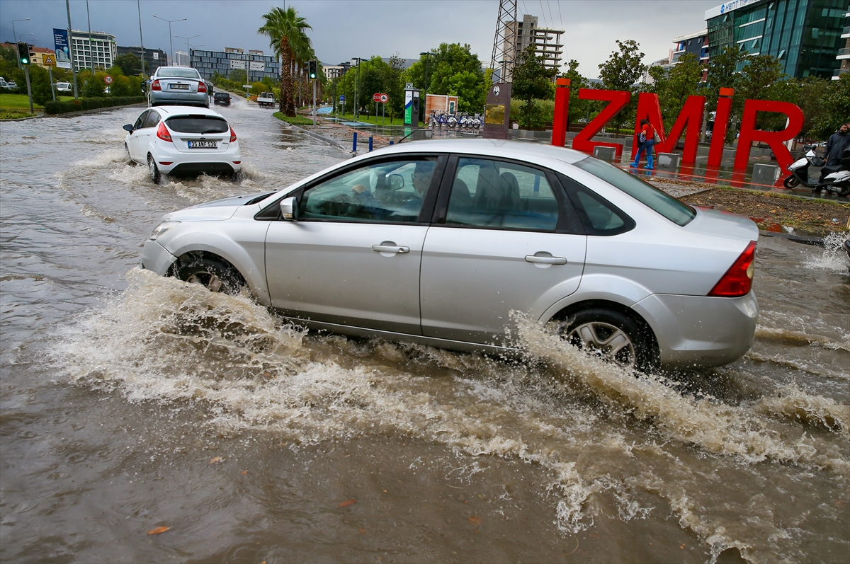 İzmir'de sağanak hayatı olumsuz etkiledi