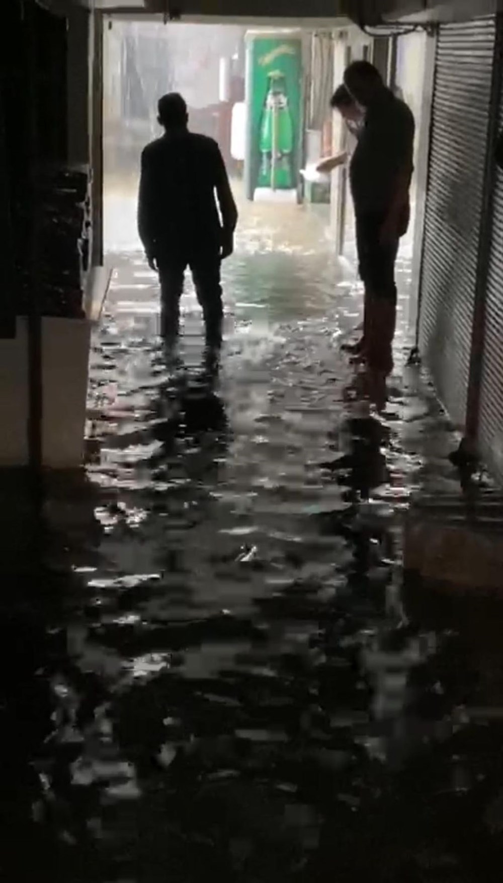 İzmir'de sağanak hayatı olumsuz etkiledi