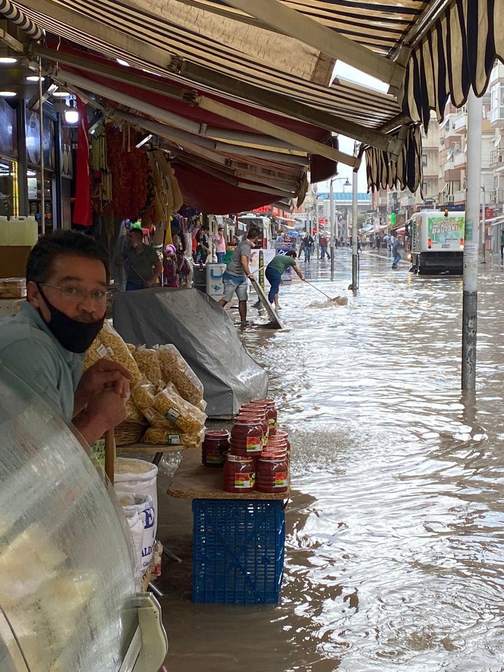 İzmir'de sağanak hayatı olumsuz etkiledi