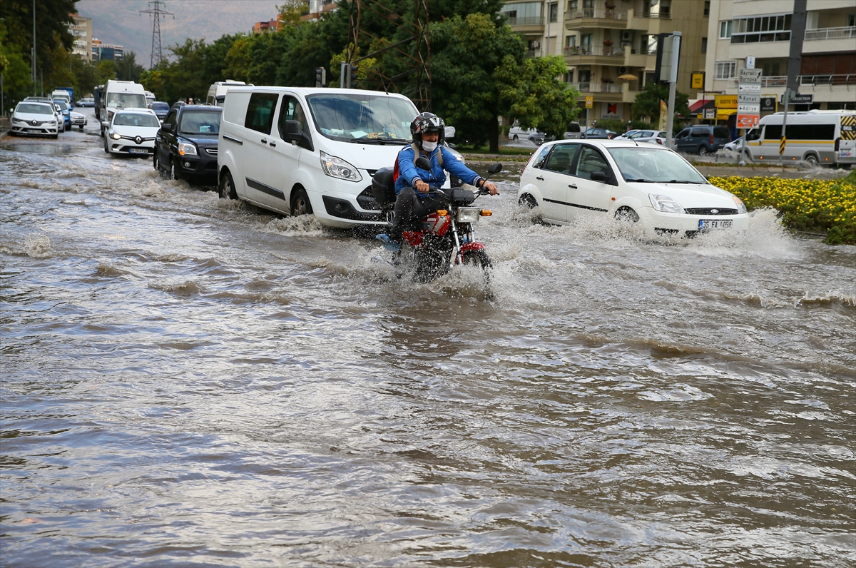 İzmir'de sağanak hayatı olumsuz etkiledi