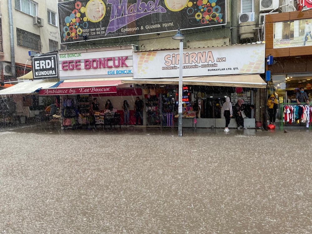 İzmir'de sağanak hayatı olumsuz etkiledi