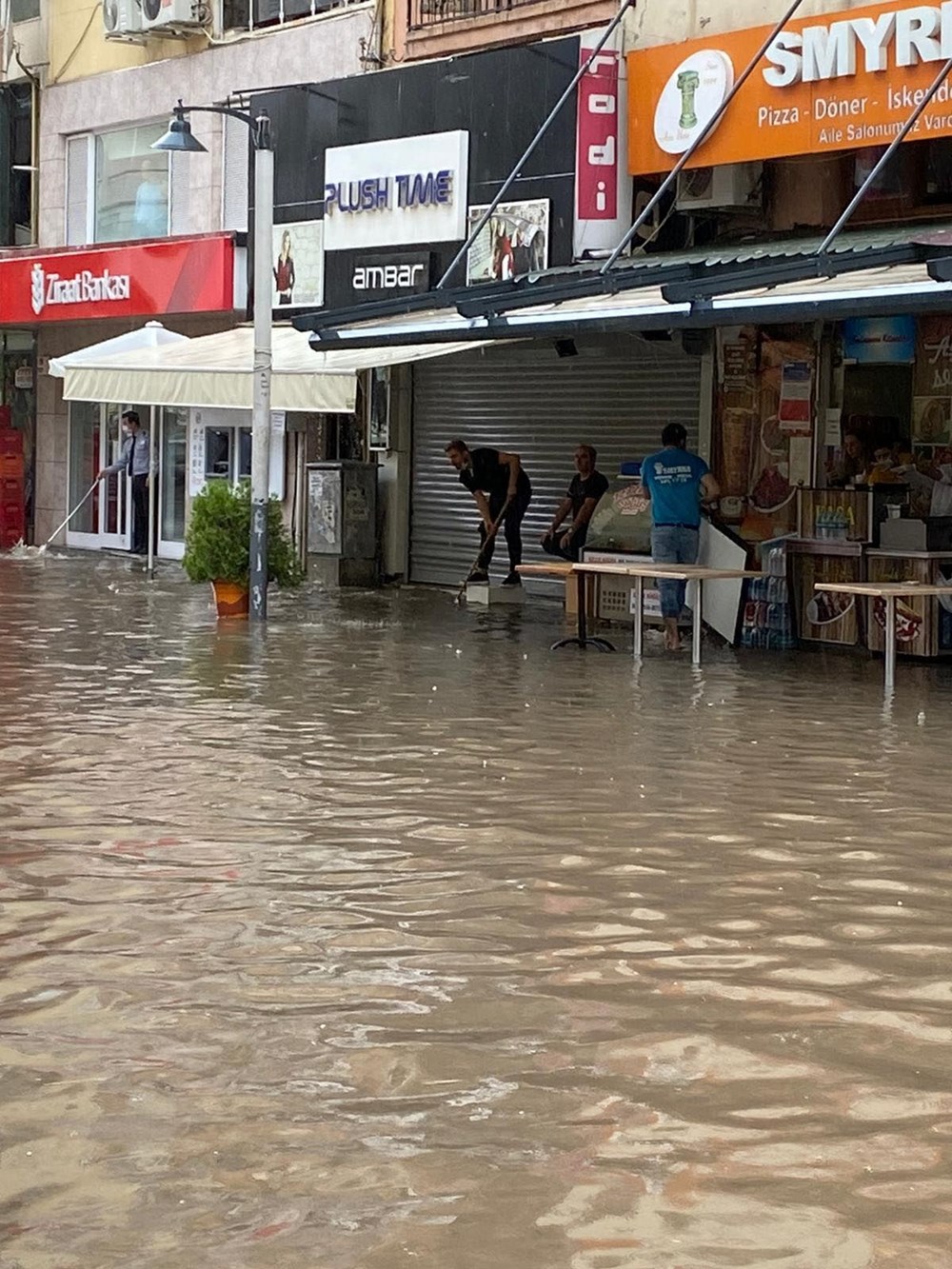 İzmir'de sağanak hayatı olumsuz etkiledi