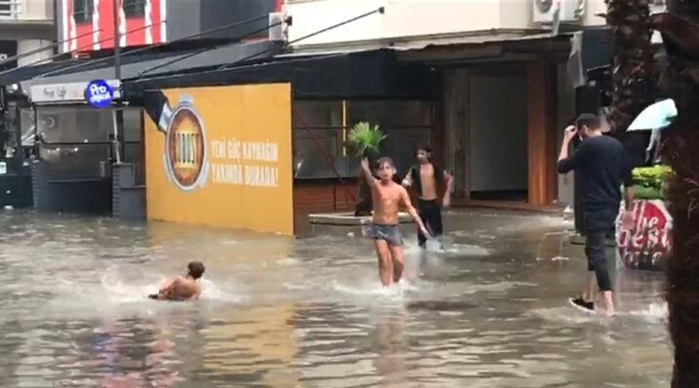 İzmir'de sağanak hayatı olumsuz etkiledi