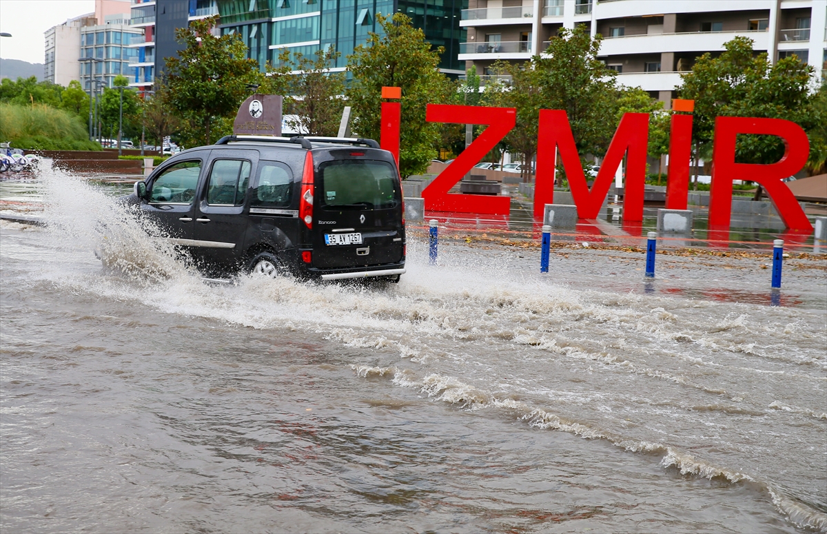 İzmir'de sağanak hayatı olumsuz etkiledi