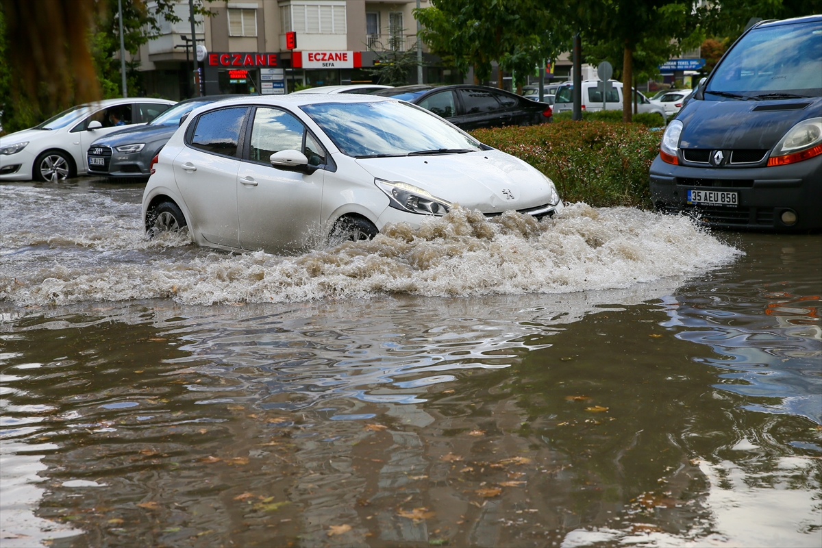 İzmir'de sağanak hayatı olumsuz etkiledi