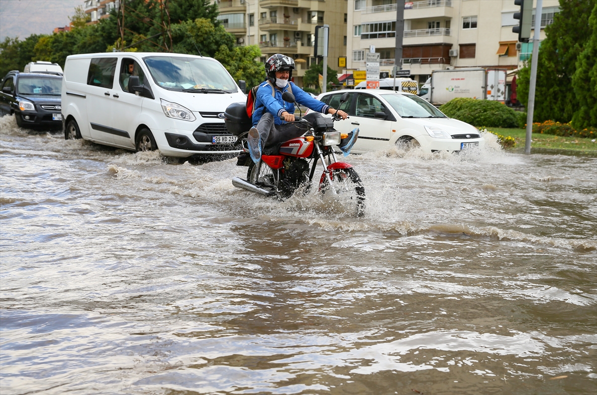 İzmir'de sağanak hayatı olumsuz etkiledi