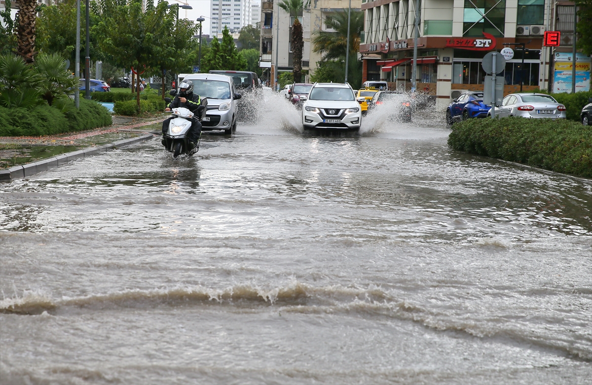 İzmir'de sağanak hayatı olumsuz etkiledi