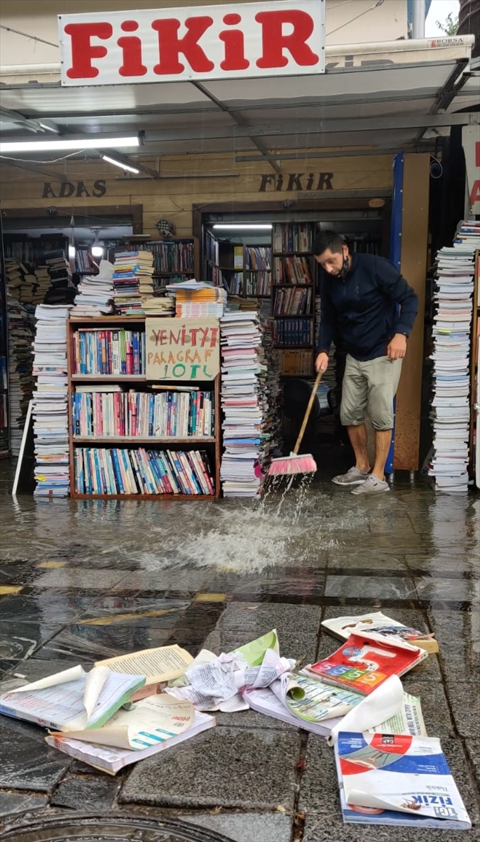 İzmir'de sağanak hayatı olumsuz etkiledi