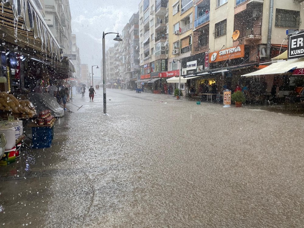 İzmir'de sağanak hayatı olumsuz etkiledi