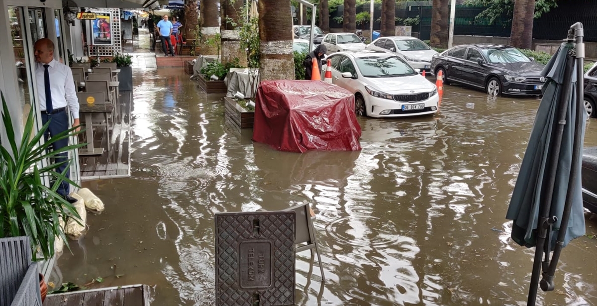 İzmir'de sağanak hayatı olumsuz etkiledi