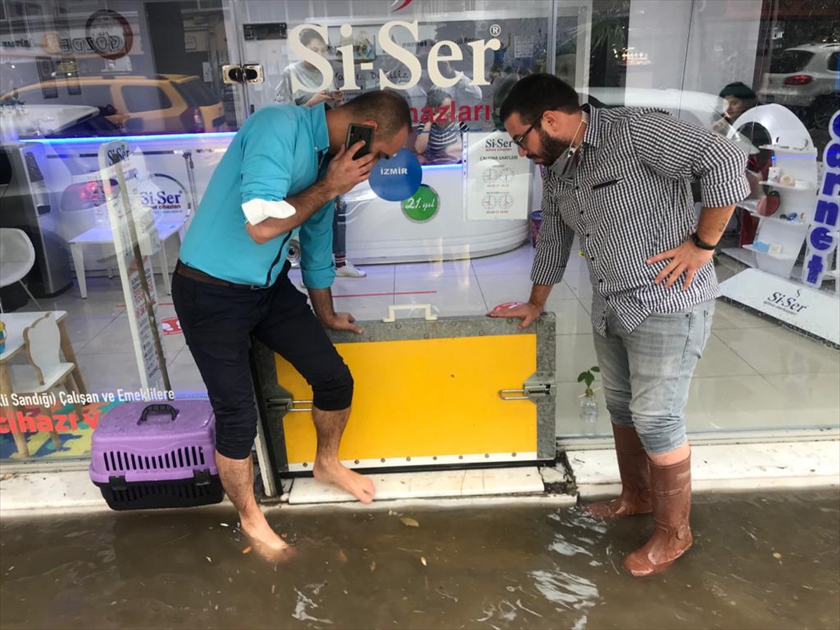 İzmir'de sağanak hayatı olumsuz etkiledi