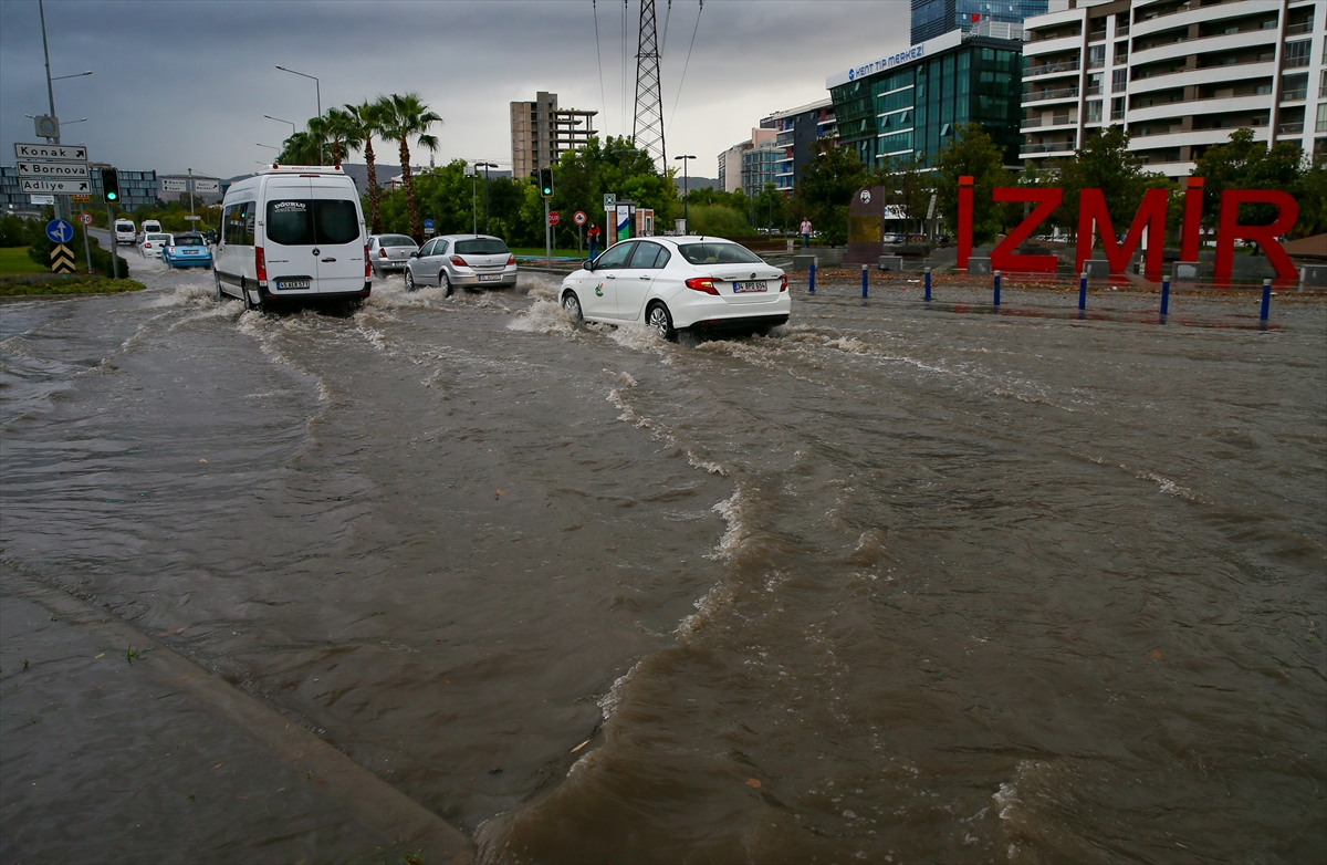 İzmir'de sağanak hayatı olumsuz etkiledi