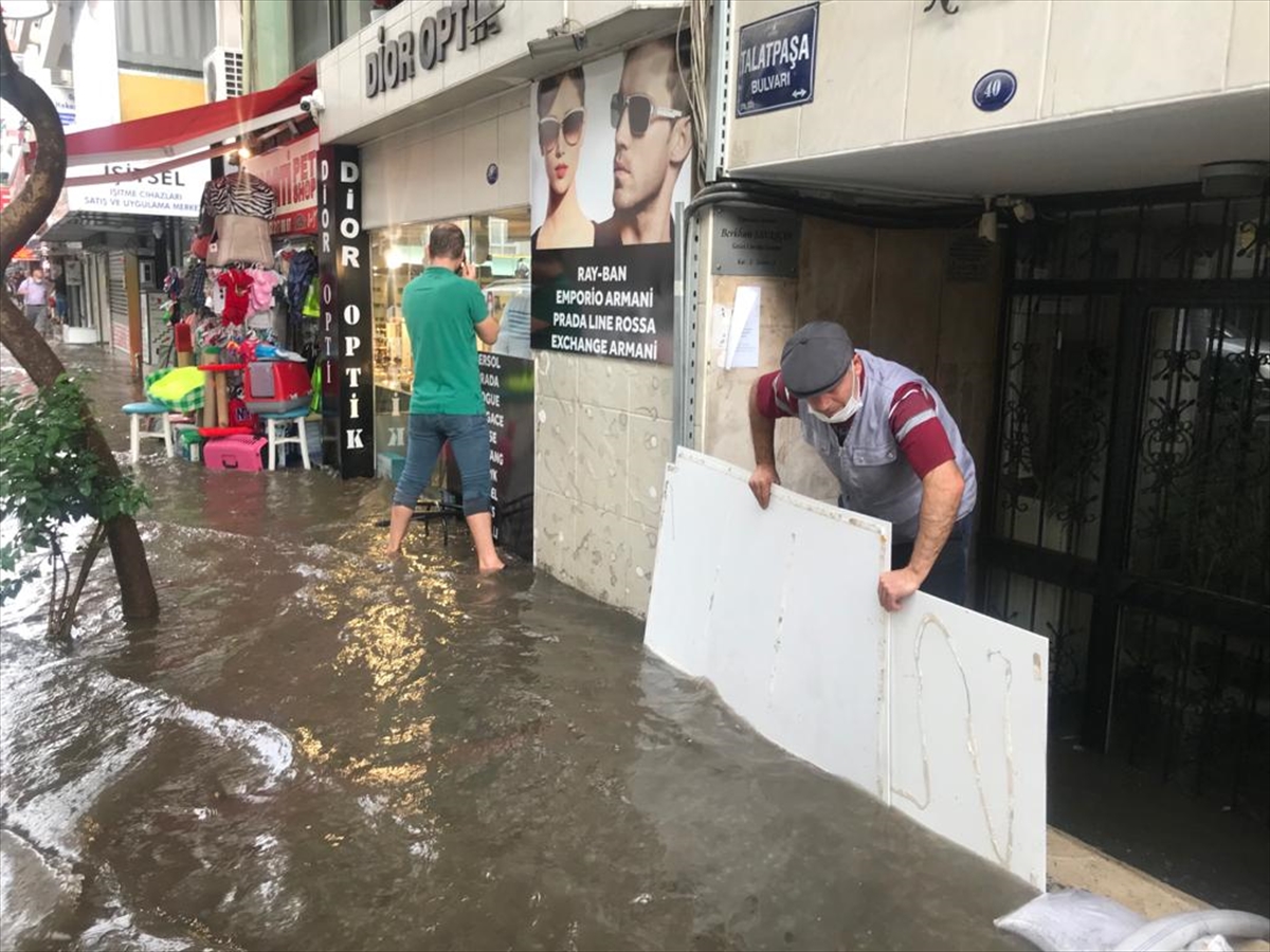 İzmir'de sağanak hayatı olumsuz etkiledi