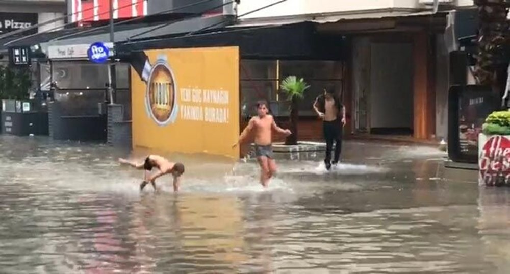 İzmir'de sağanak hayatı olumsuz etkiledi