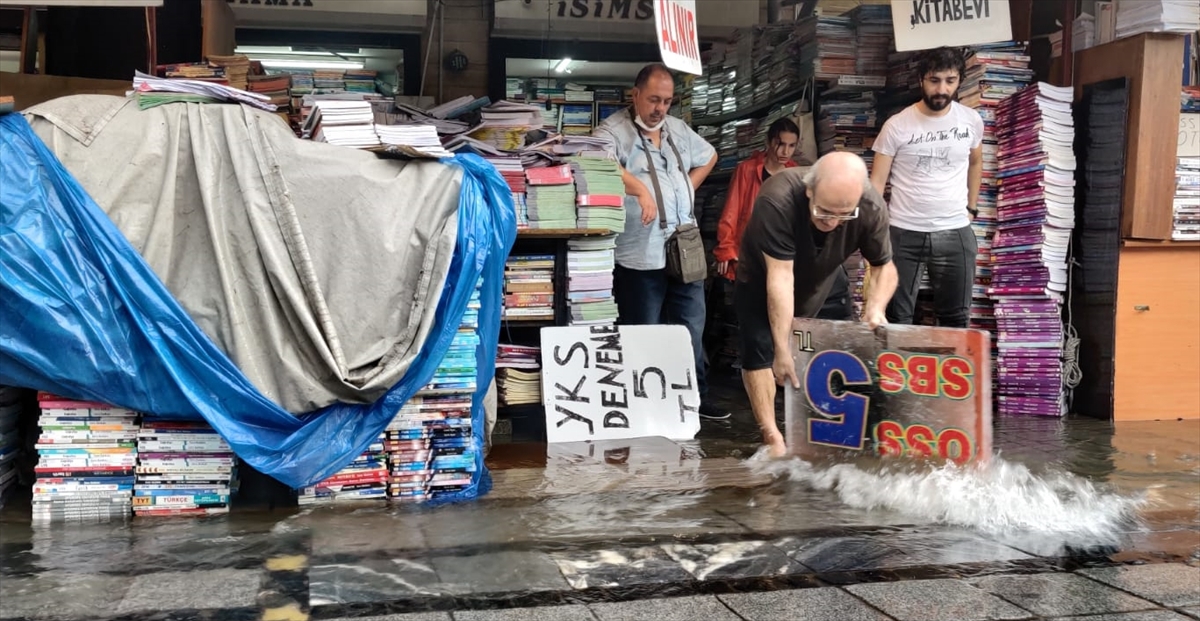 İzmir'de sağanak hayatı olumsuz etkiledi