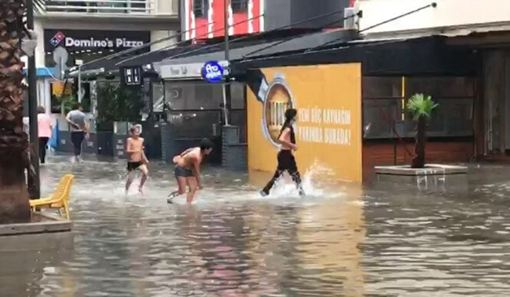 İzmir'de sağanak hayatı olumsuz etkiledi