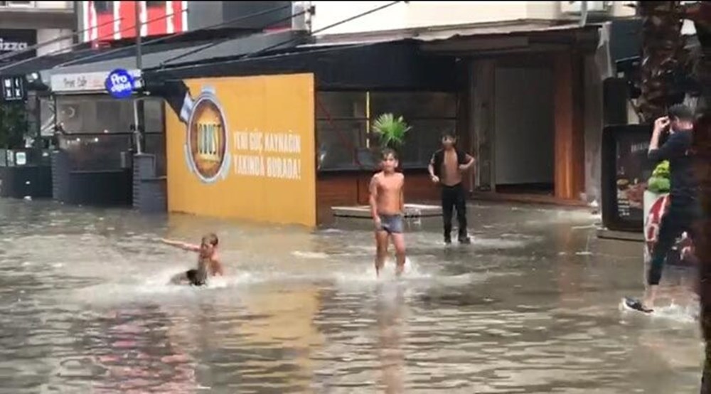 İzmir'de sağanak hayatı olumsuz etkiledi