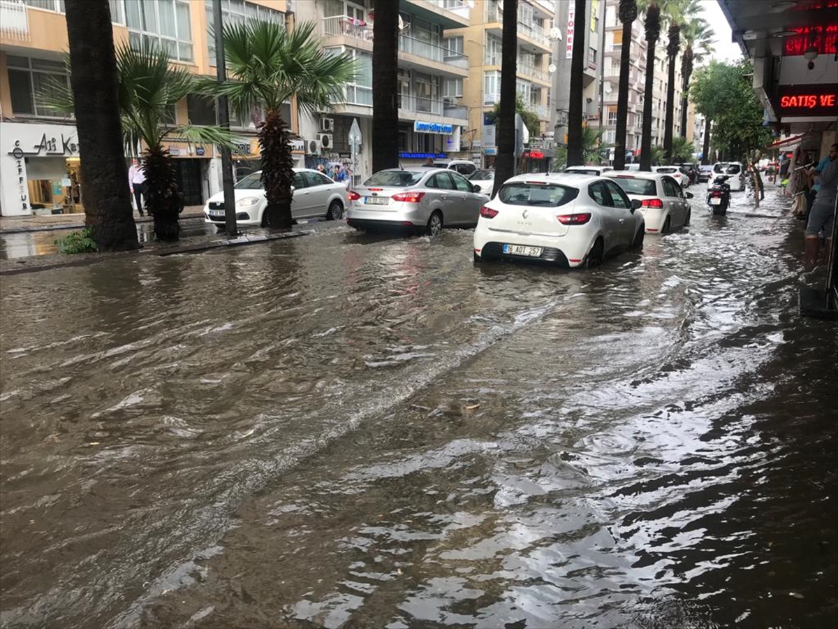 İzmir'de sağanak hayatı olumsuz etkiledi