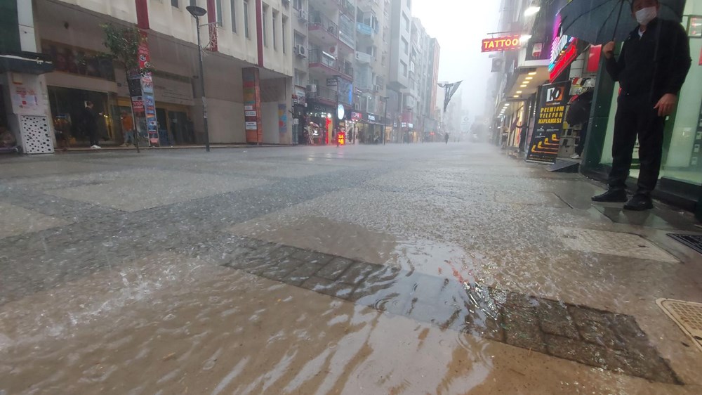 İzmir'de sağanak hayatı olumsuz etkiledi