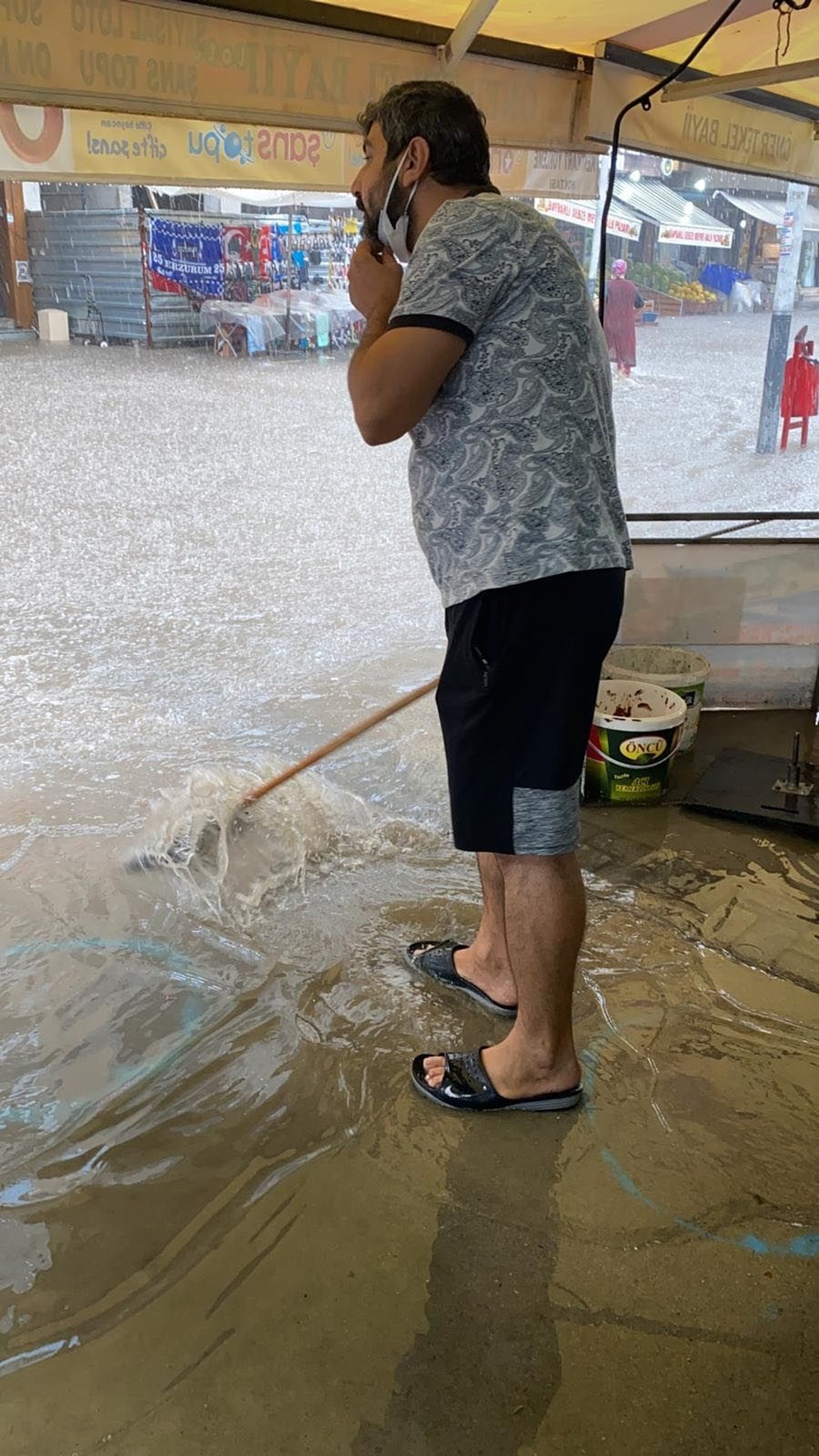 İzmir'de sağanak hayatı olumsuz etkiledi