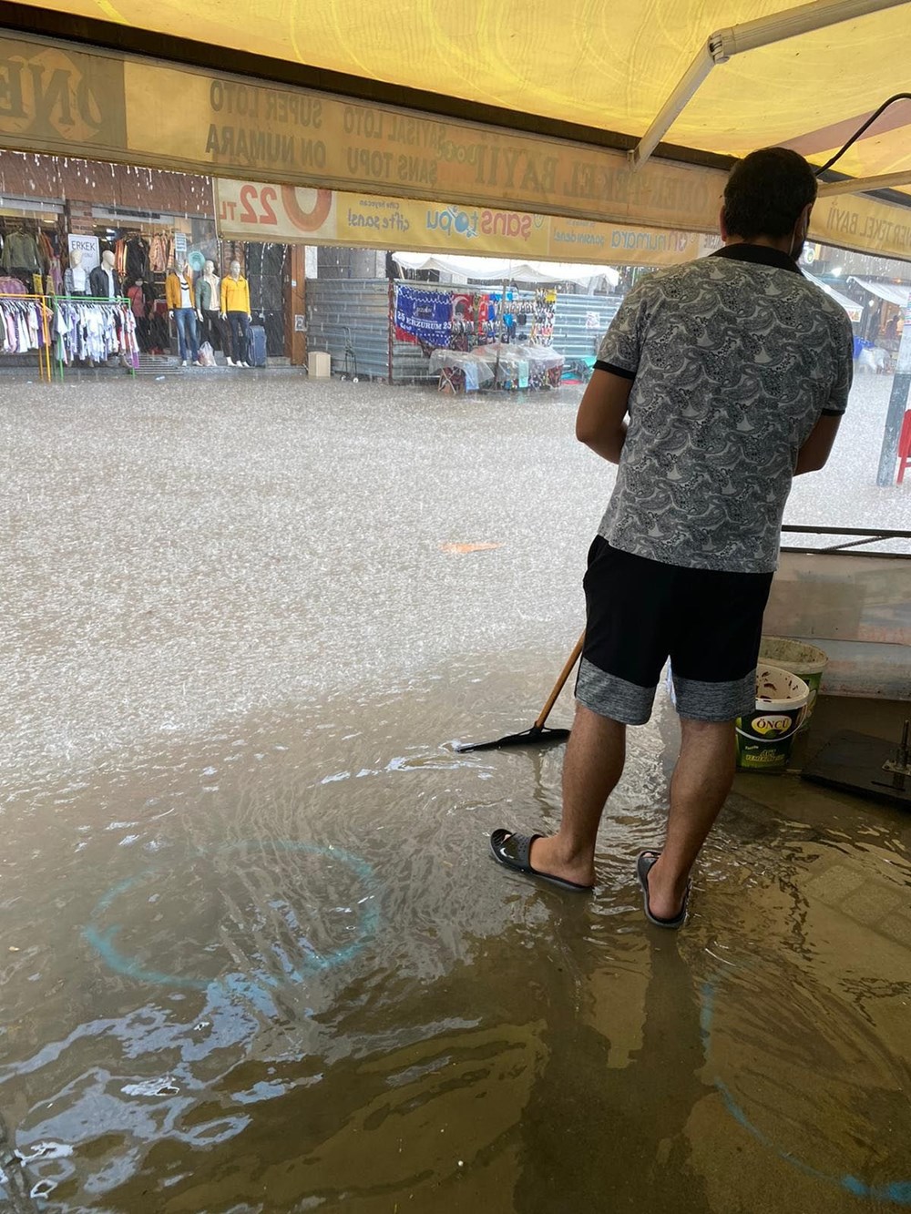 İzmir'de sağanak hayatı olumsuz etkiledi