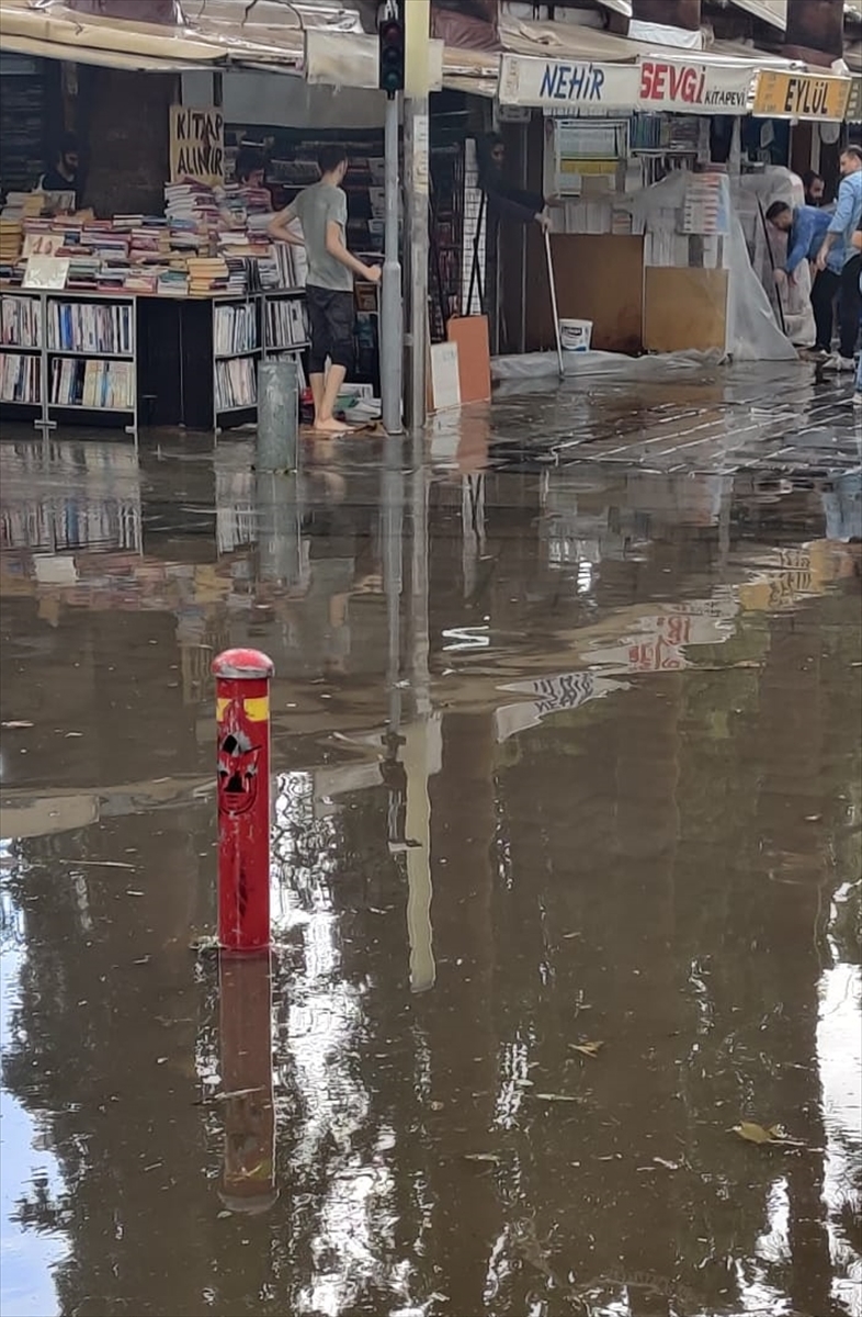 İzmir'de sağanak hayatı olumsuz etkiledi